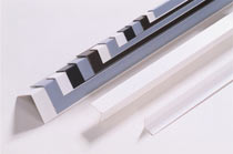 Kulmasuoja 15x15x0, 9mm 2,7m muovia valkoinen NU 15-410