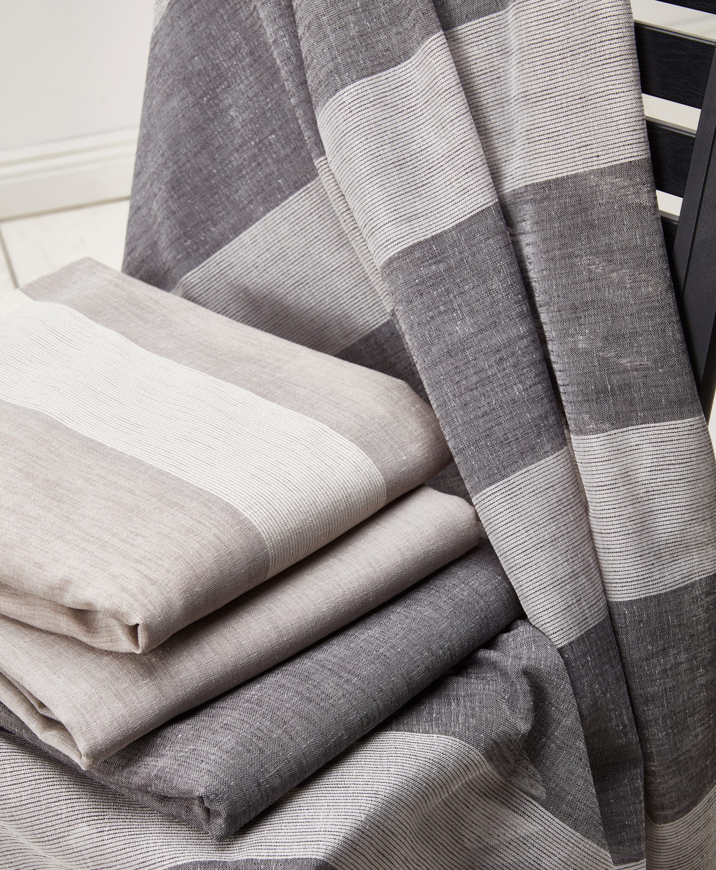 Valmisverho Cello Linen raita 140x250cm tummanharmaa