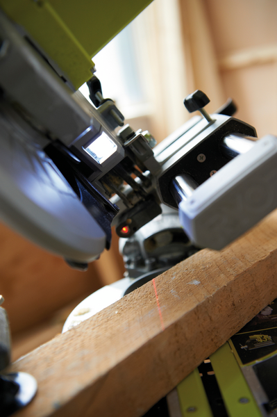 Katkaisu- ja jiirisaha Ryobi EMS216L 1500W 216mm terä