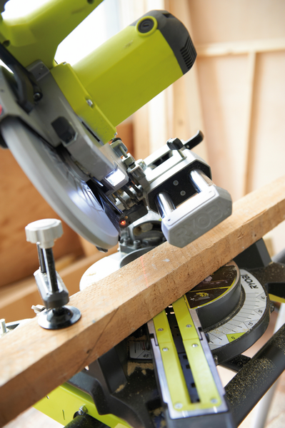 Katkaisu- ja jiirisaha Ryobi EMS216L 1500W 216mm terä