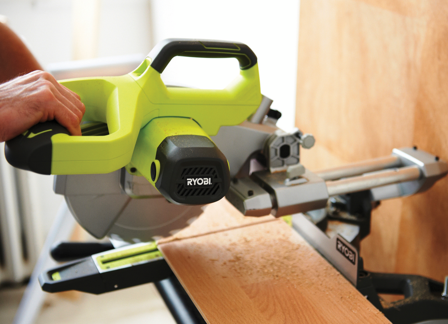 Katkaisu- ja jiirisaha Ryobi EMS254L 2000W 254mm terä