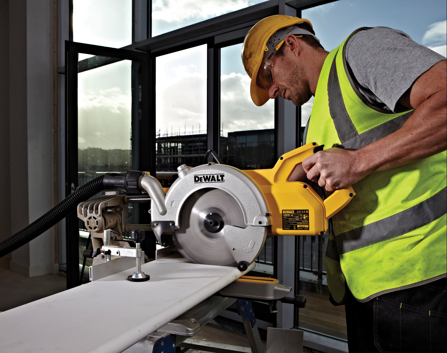 Katkaisu- ja jiirisaha DeWalt DWS778