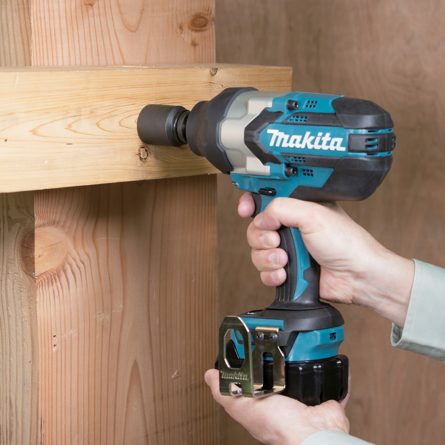 Iskevä akkumutterinväännin Makita DTW1002Z 18V runko