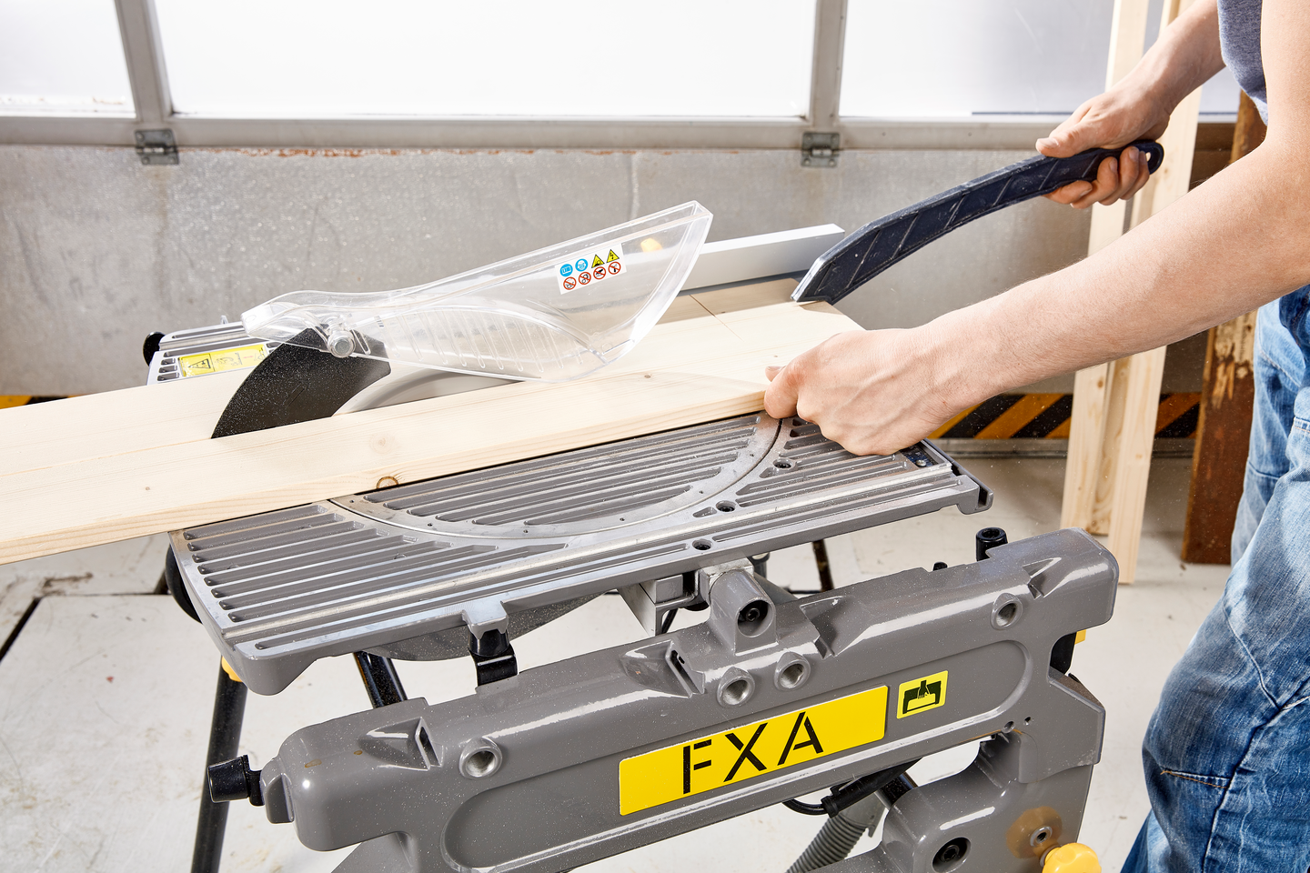 Kääntöpöytäsaha FXA 92502