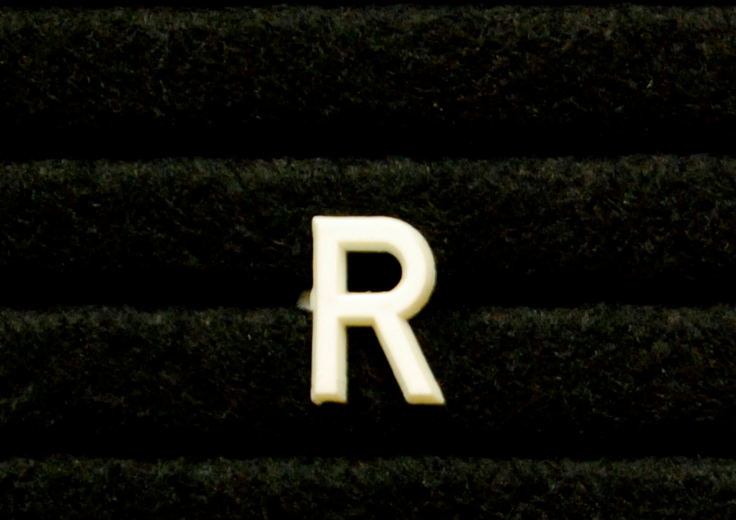 Muovikirjain R 13mm valkoinen