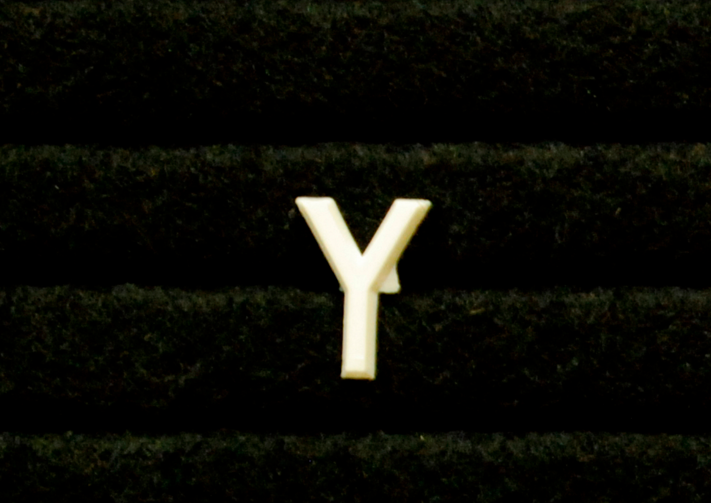 Muovikirjain Y 13mm valkoinen