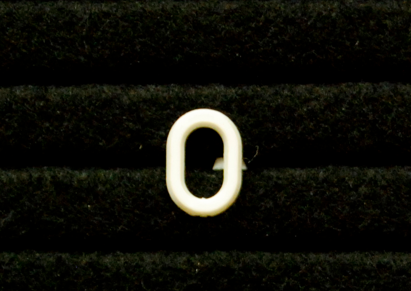 Muovikirjain O 13mm valkoinen