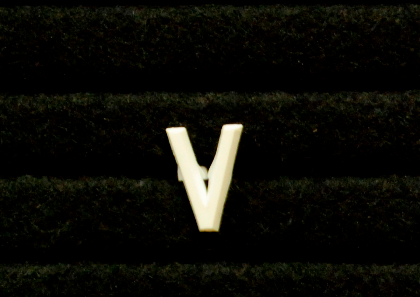 Muovikirjain V 13mm valkoinen