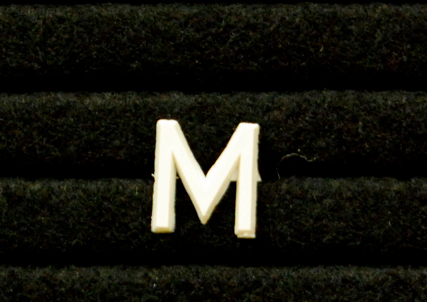 Muovikirjain M 13mm valkoinen