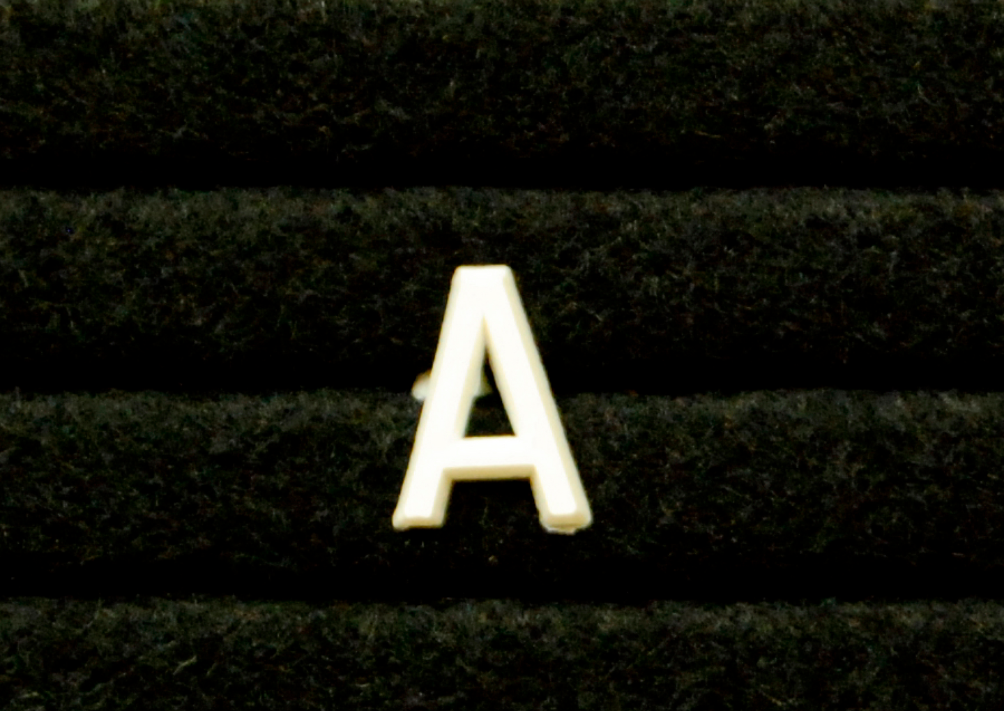 Muovikirjain A 13mm valkoinen