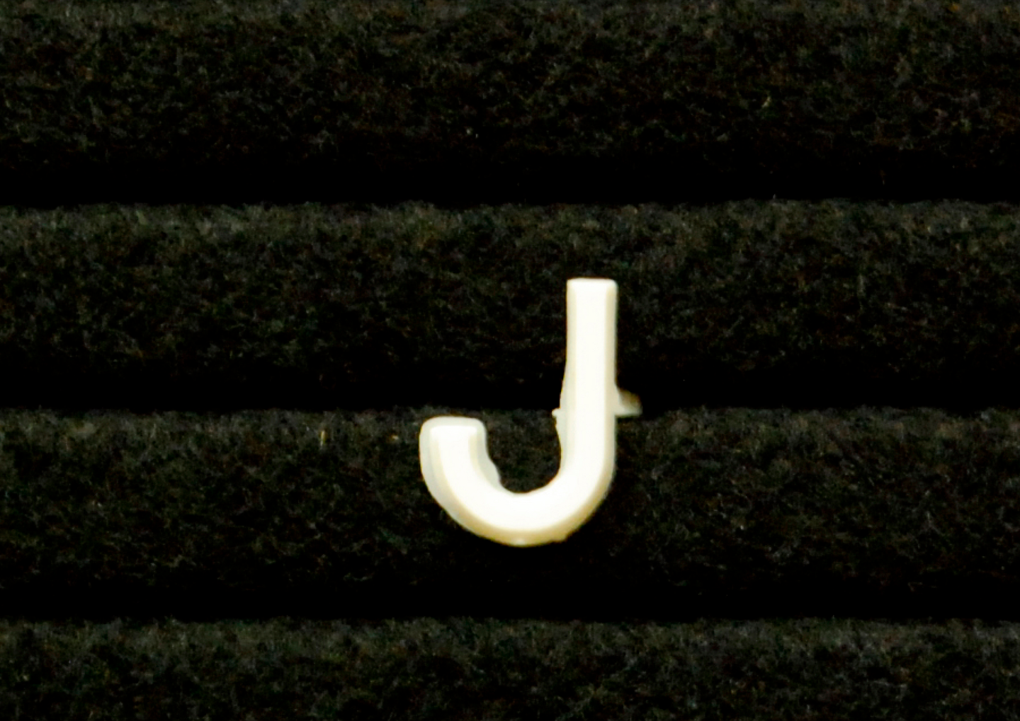 Muovikirjain J 13mm valkoinen