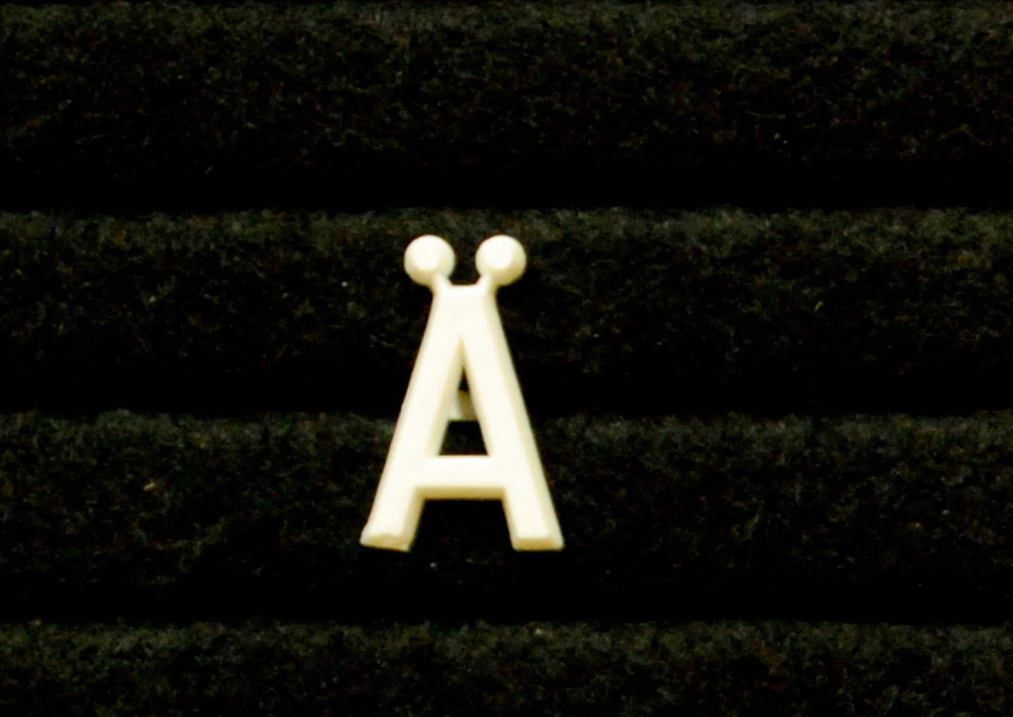 Muovikirjain Ä 13mm valkoinen