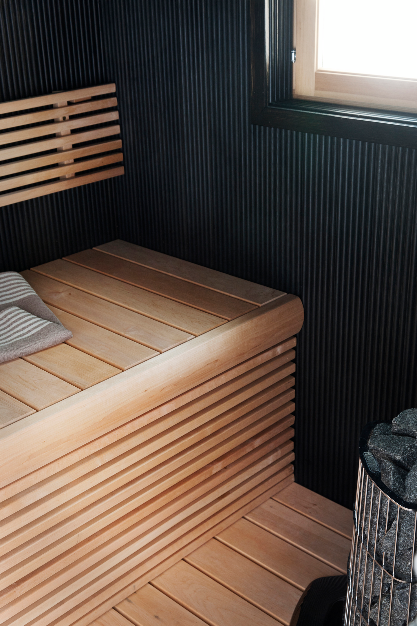 Sormipaneeli Cello 15x95x3600 EM saunasuojattu musta