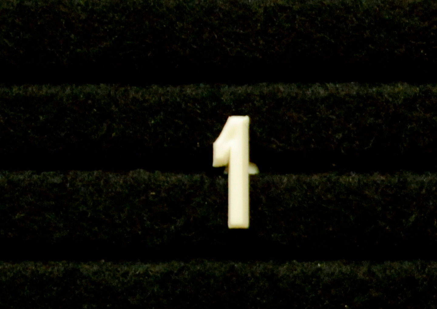 Muovinumero 1 13mm valkoinen