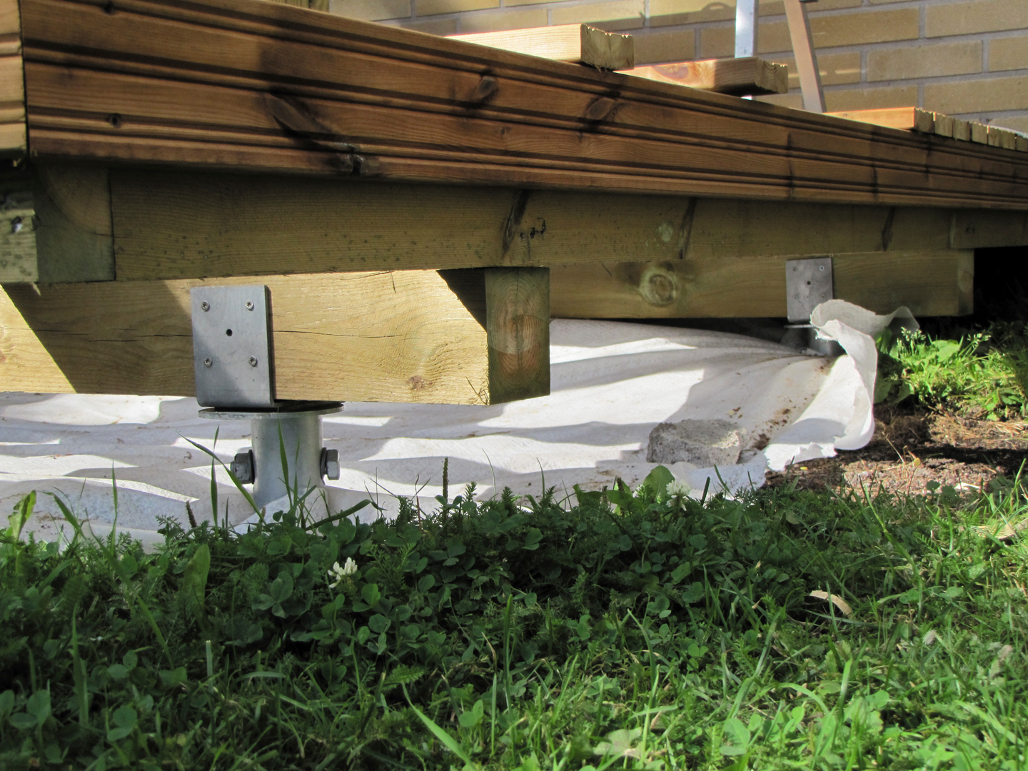 Ruuvipaalun L-kiinnike vaakajuoksulle