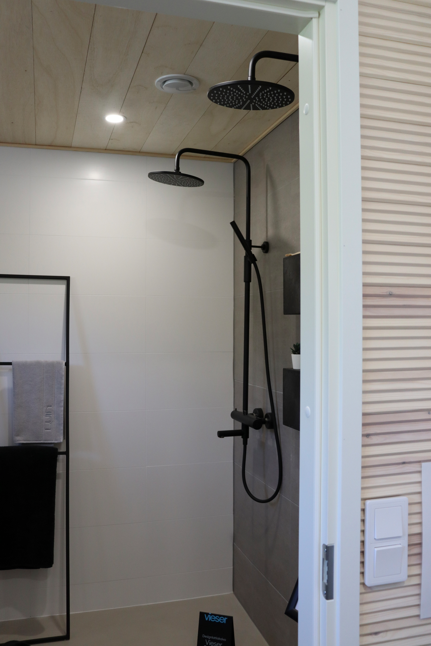 Uppopistorasia Schneider Electric Exxact 1-osainen IP44 valkoinen