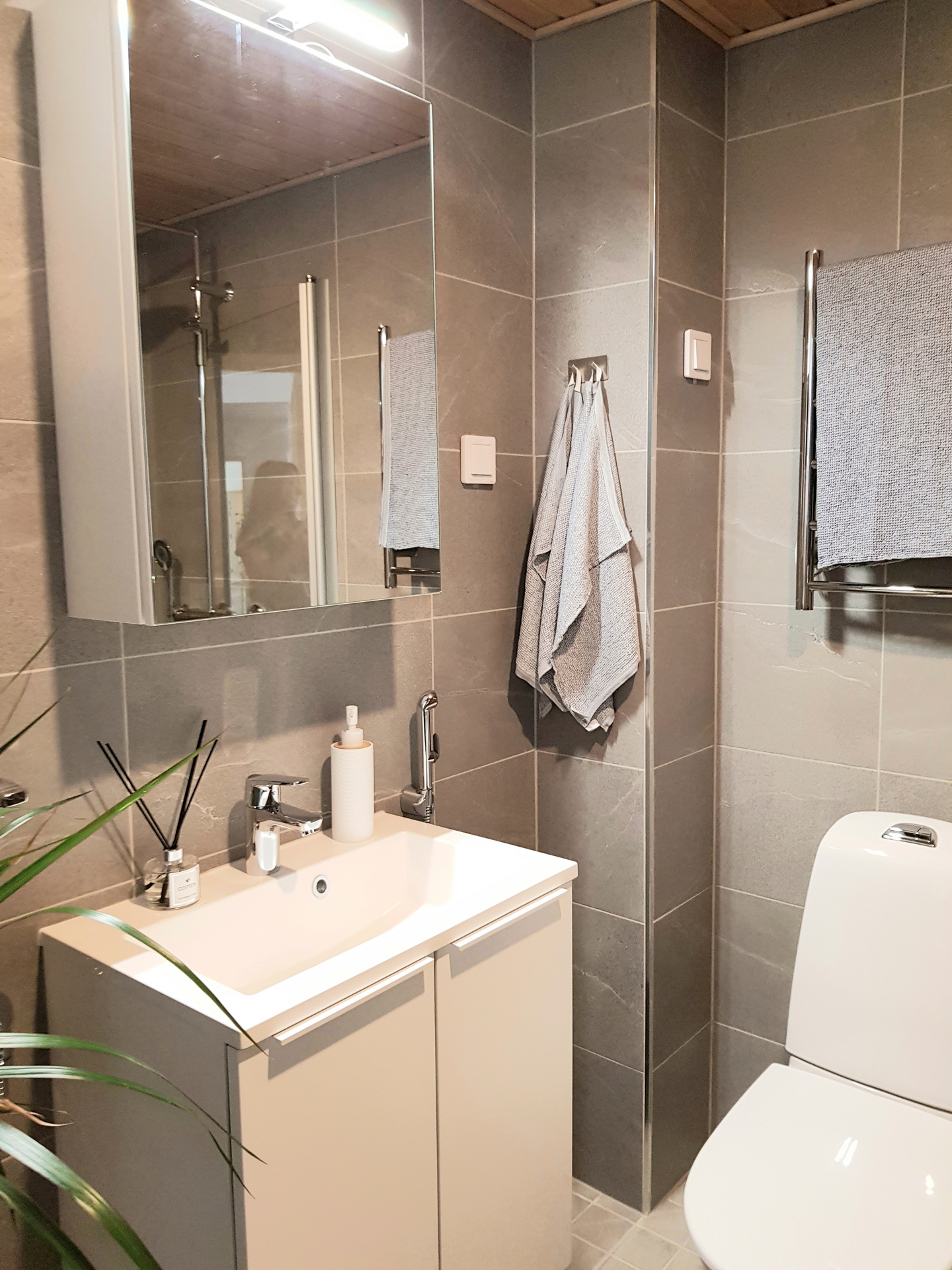 Uppopistorasia Schneider Electric Exxact 1-osainen IP44 valkoinen