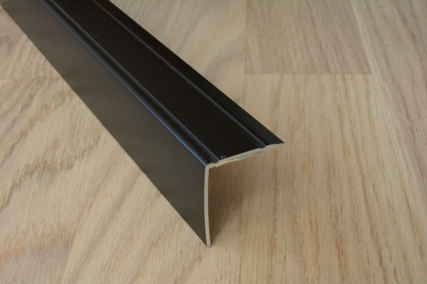 Askelkulma 29x33mm musta 2m tarra