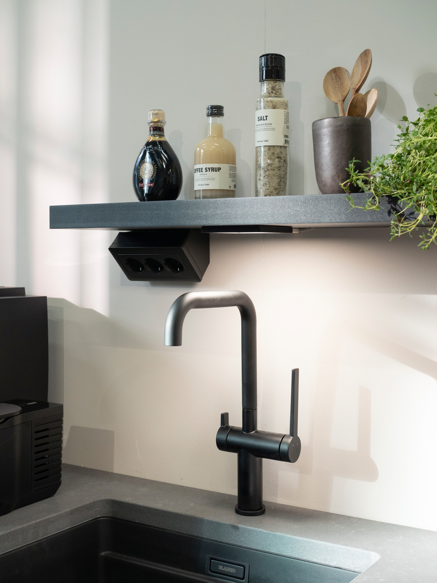 Pistorasia Schneider Electric Exxact 3-osainen kulma antrasiitti