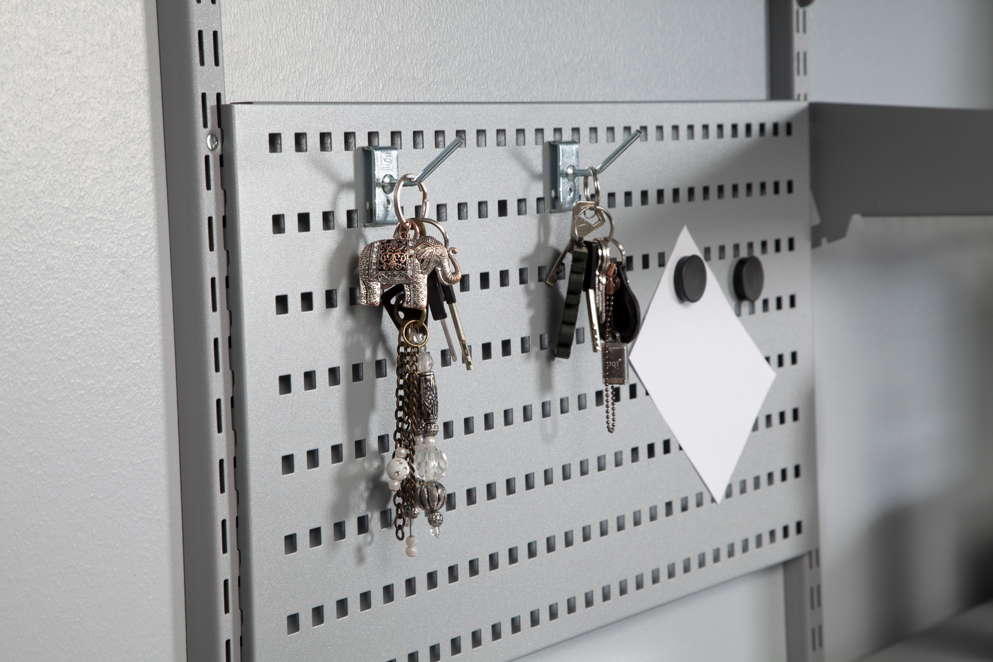 Reikätausta Sovella M900 893x808 valkoinen