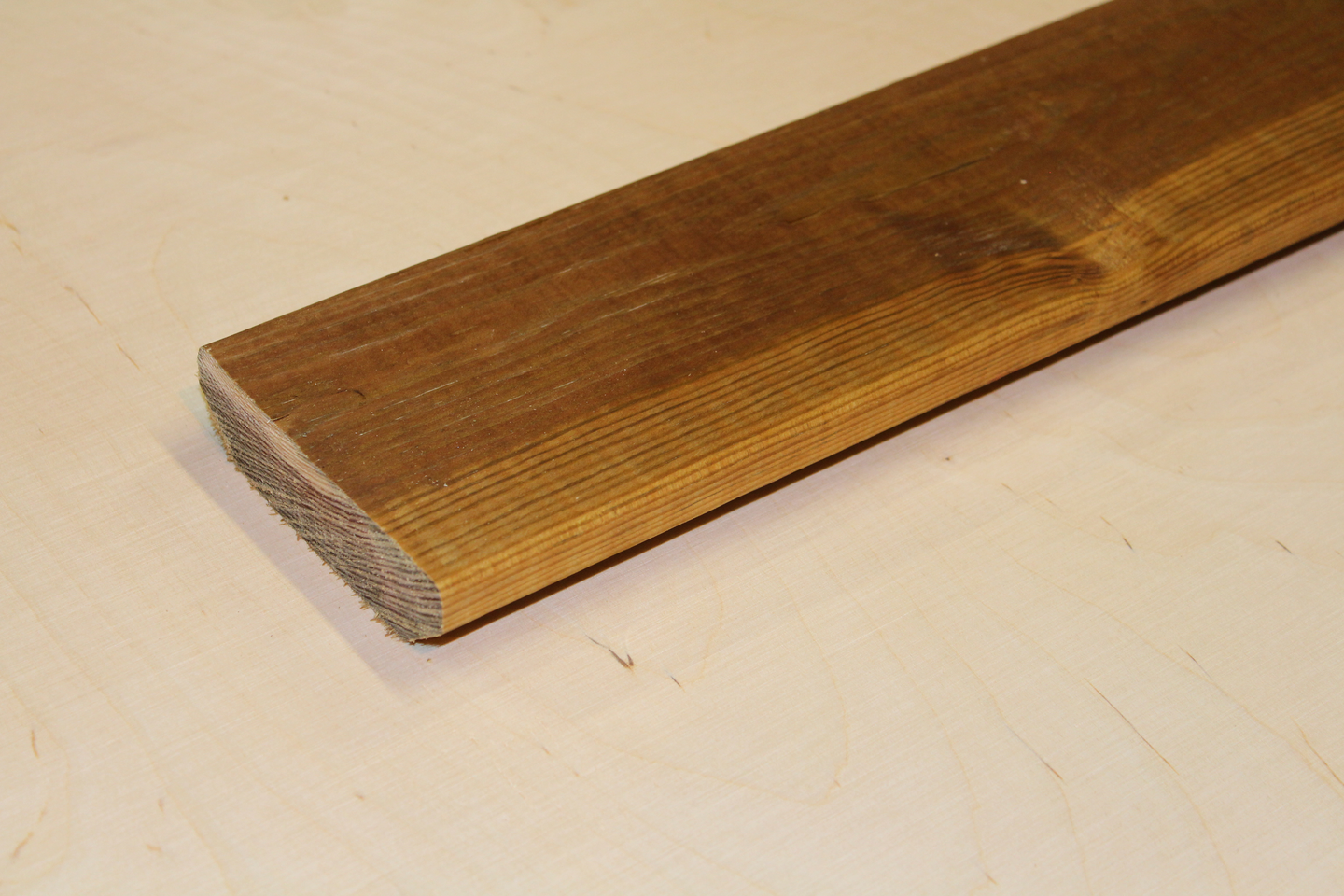 Terassilauta kestopuu ruskea sileä viistetty 28x95 NTR/AB