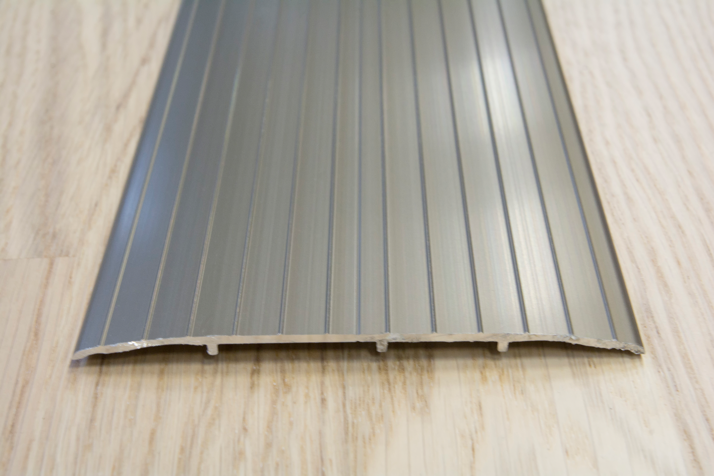 Saumalista 100 mm platina 2m liimakiinnitys