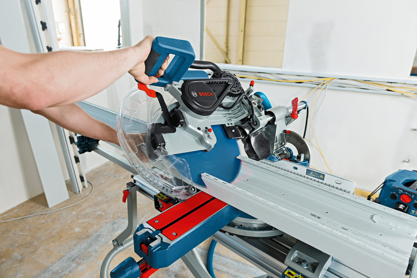 Katkaisu- ja jiirisaha Bosch 12 SDE liukutoiminnolla
