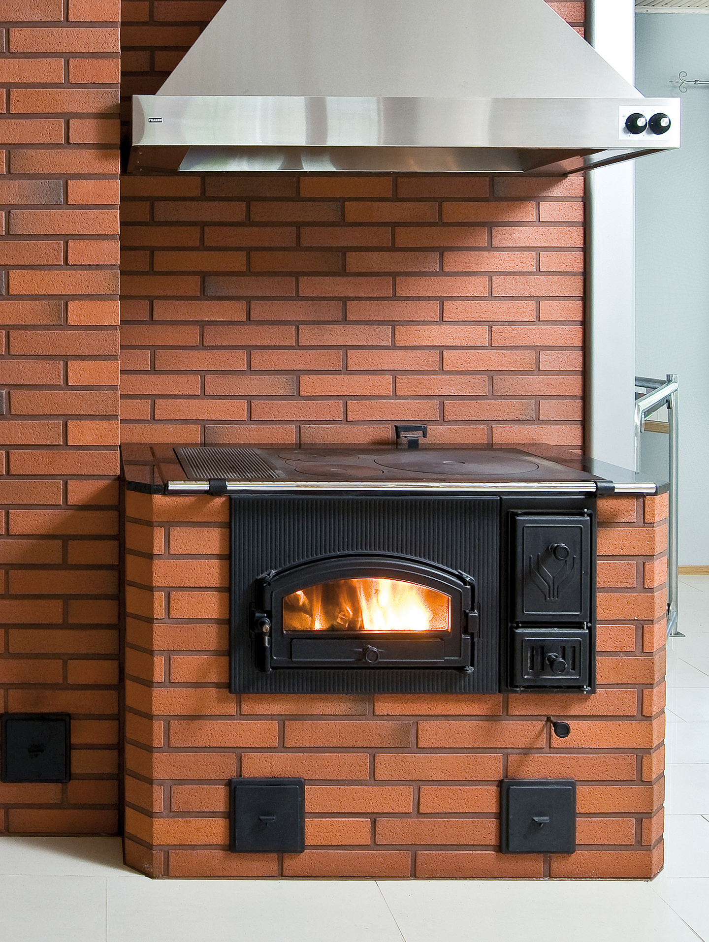 Печь с плитой без духовки. Отопительно-варочная печь из кирпича шведка. Отопительно варочная печь шведка голландка. Отопительно варочная печь москвичка. Печь кирпичная отопительно варочная 2 конфорочная.