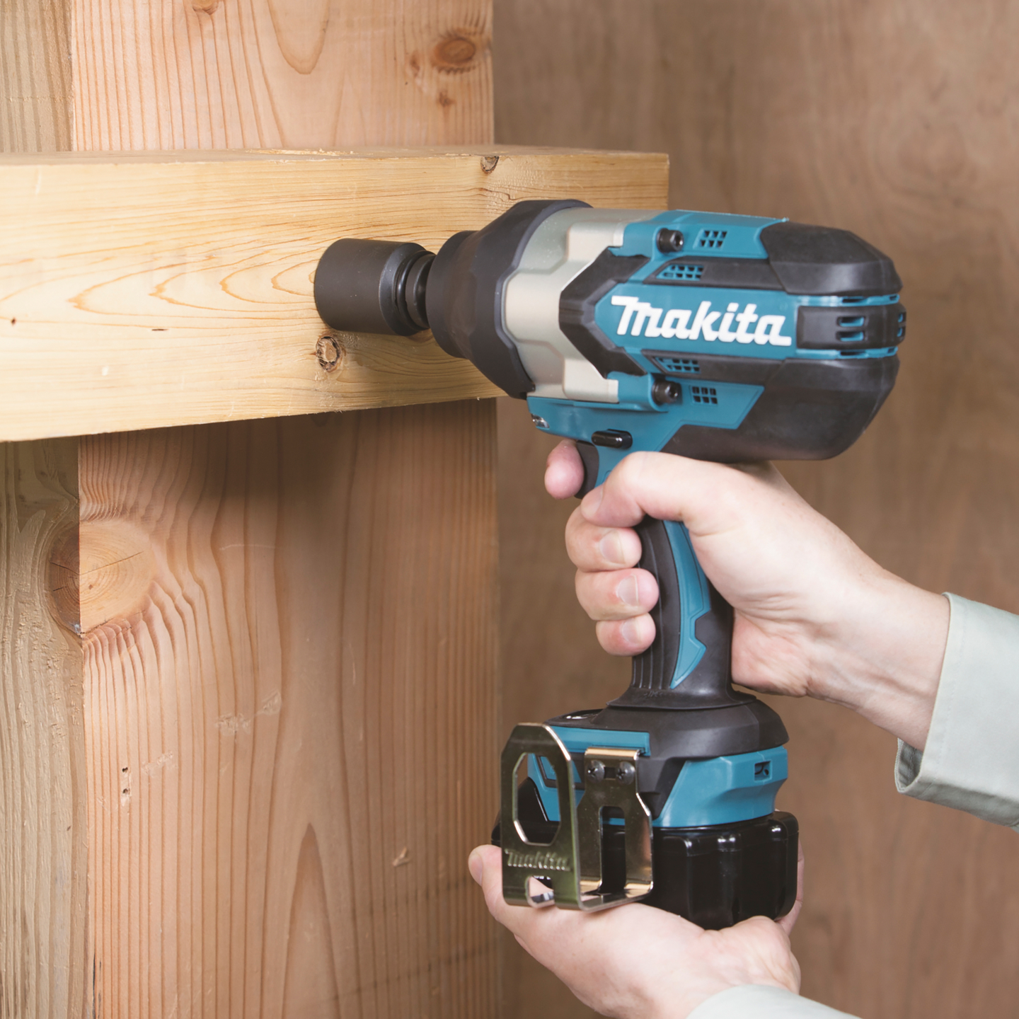 Akkumutterinväännin Makita DTW1002RTJ 18V
