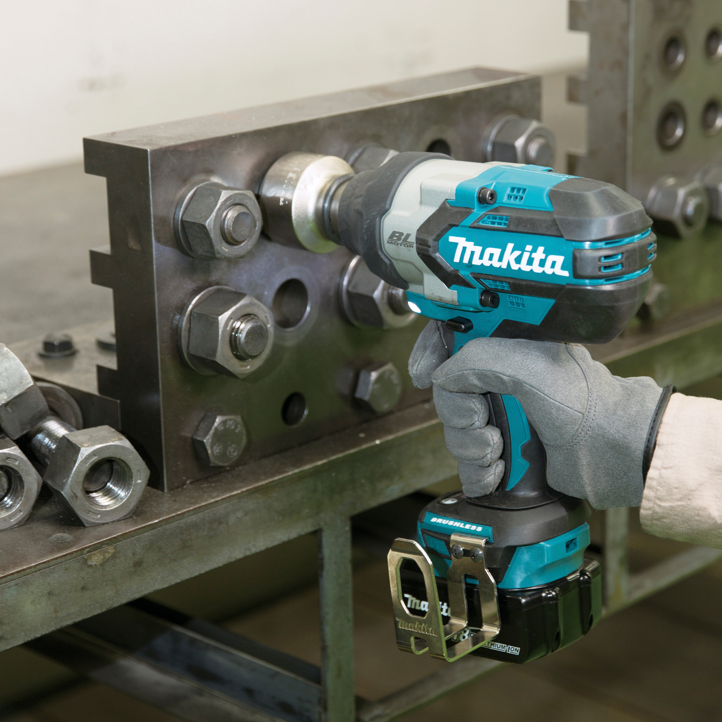 Akkumutterinväännin Makita DTW1001Z 18V runko