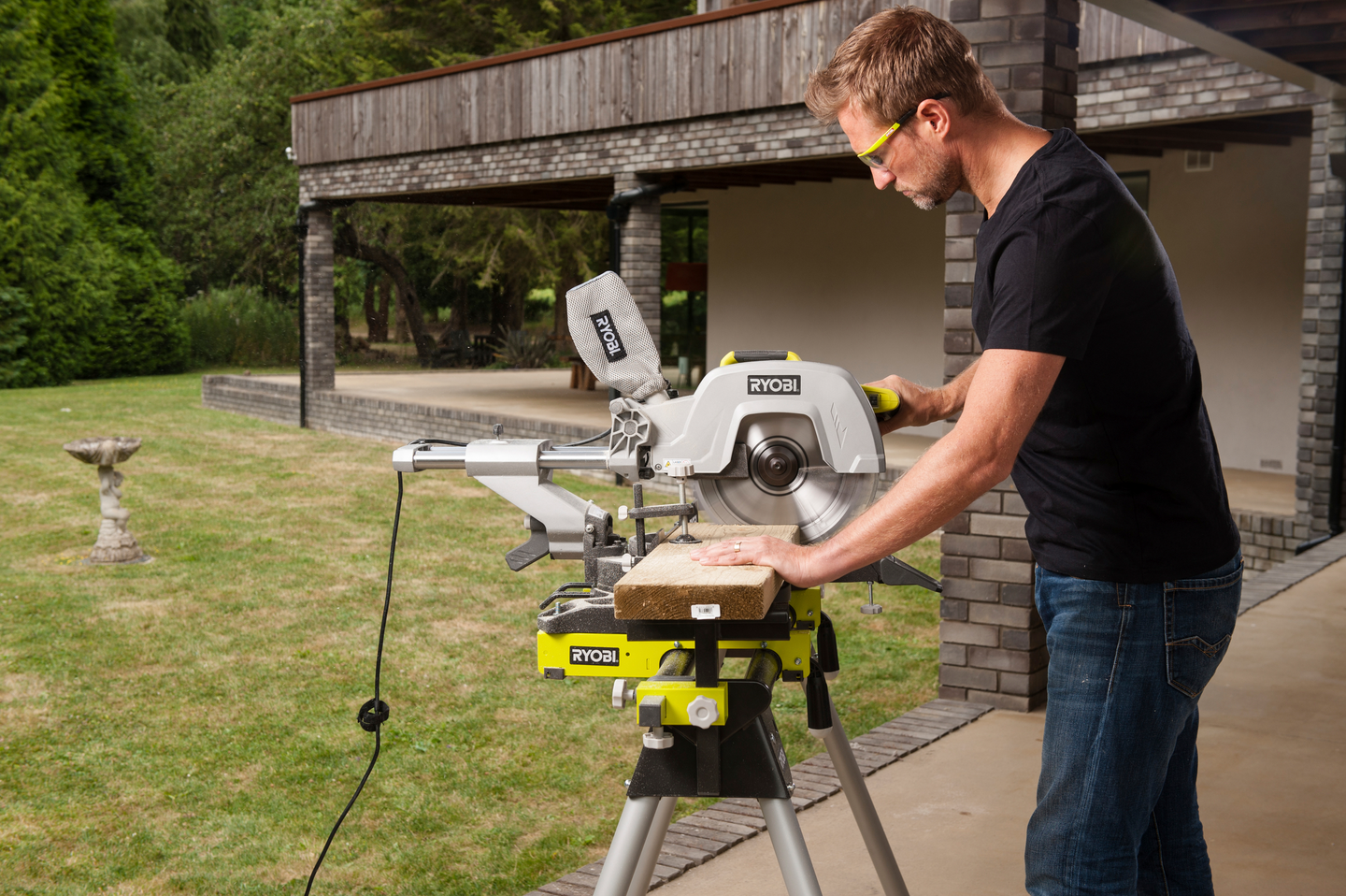 Katkaisu- ja jiirisaha Ryobi EMS305RG 2200W 305mm terä