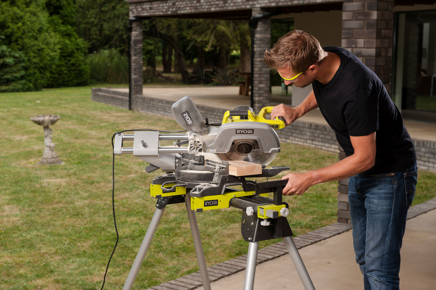 Katkaisu- ja jiirisaha Ryobi EMS305RG 2200W 305mm terä