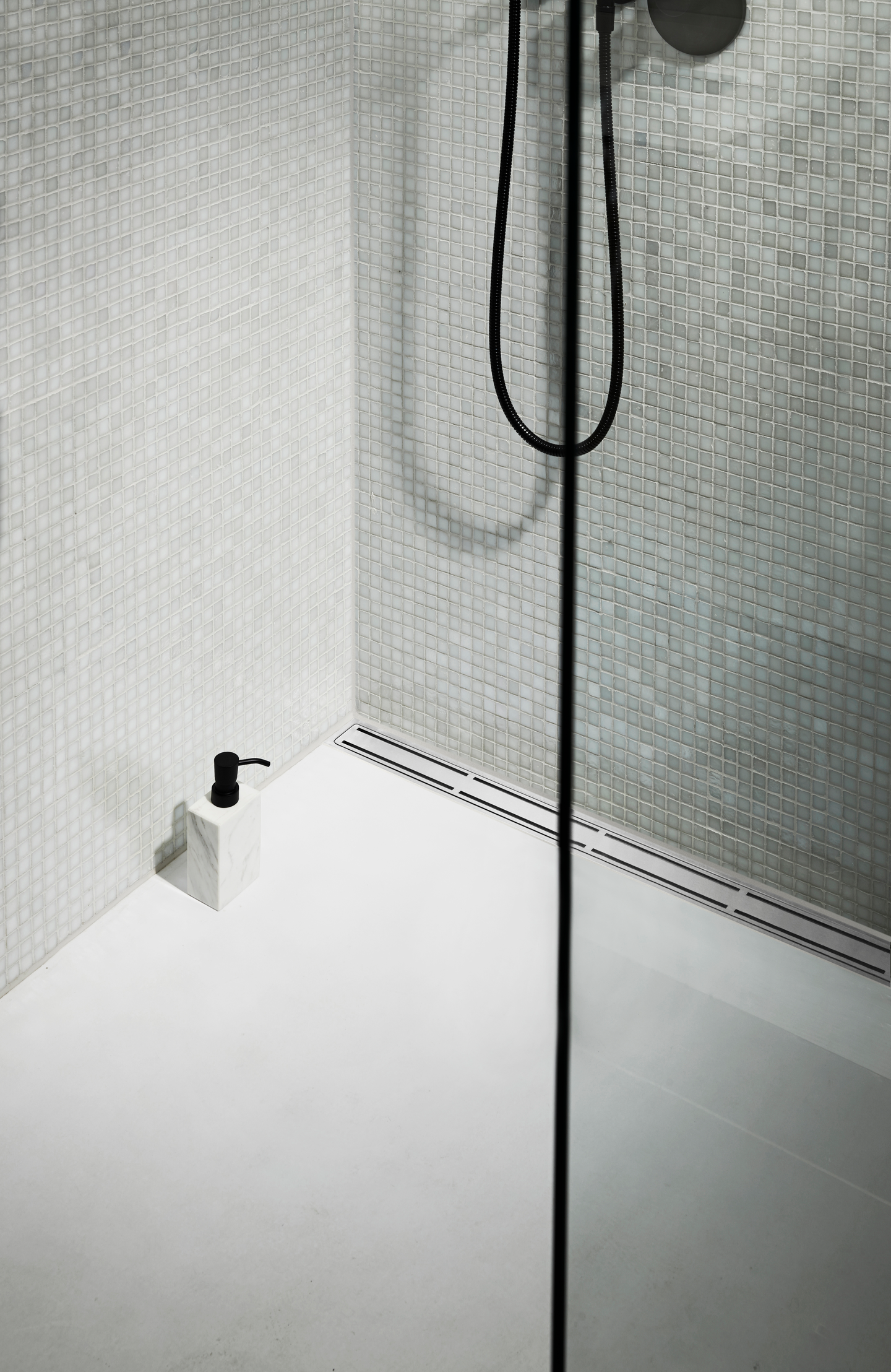 Lattiakaivokaluste Unidrain 3004 keskelle lattiaa