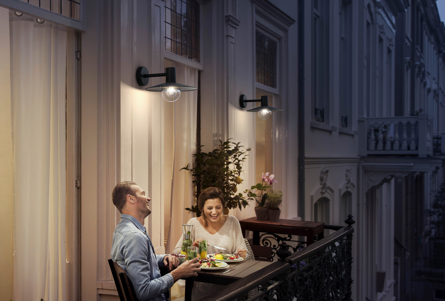 Ulkoseinävalaisin Philips Skua myGarden musta