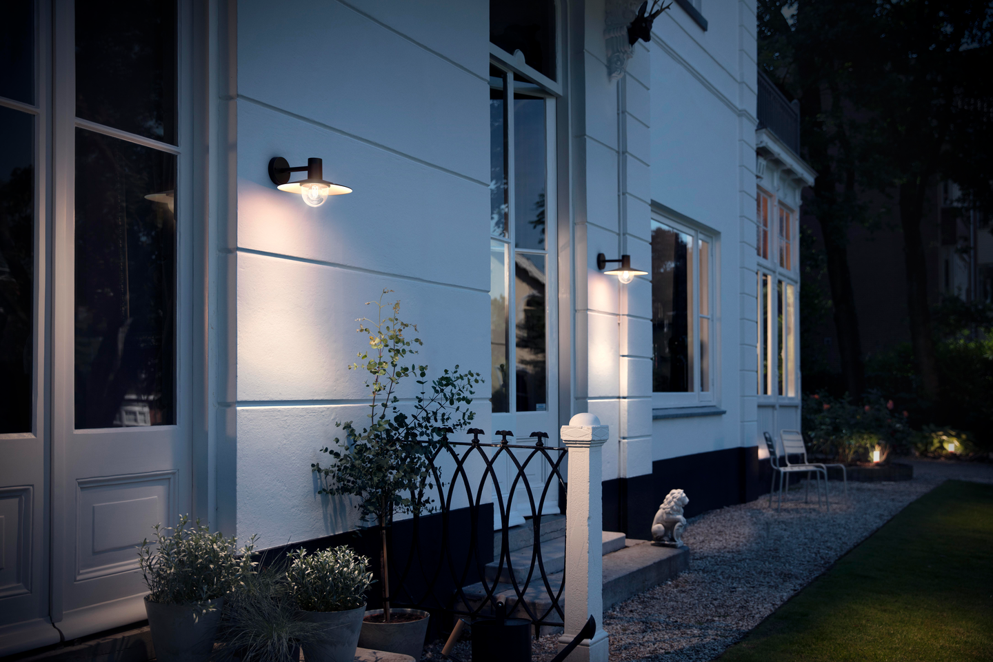 Ulkoseinävalaisin Philips Skua myGarden musta