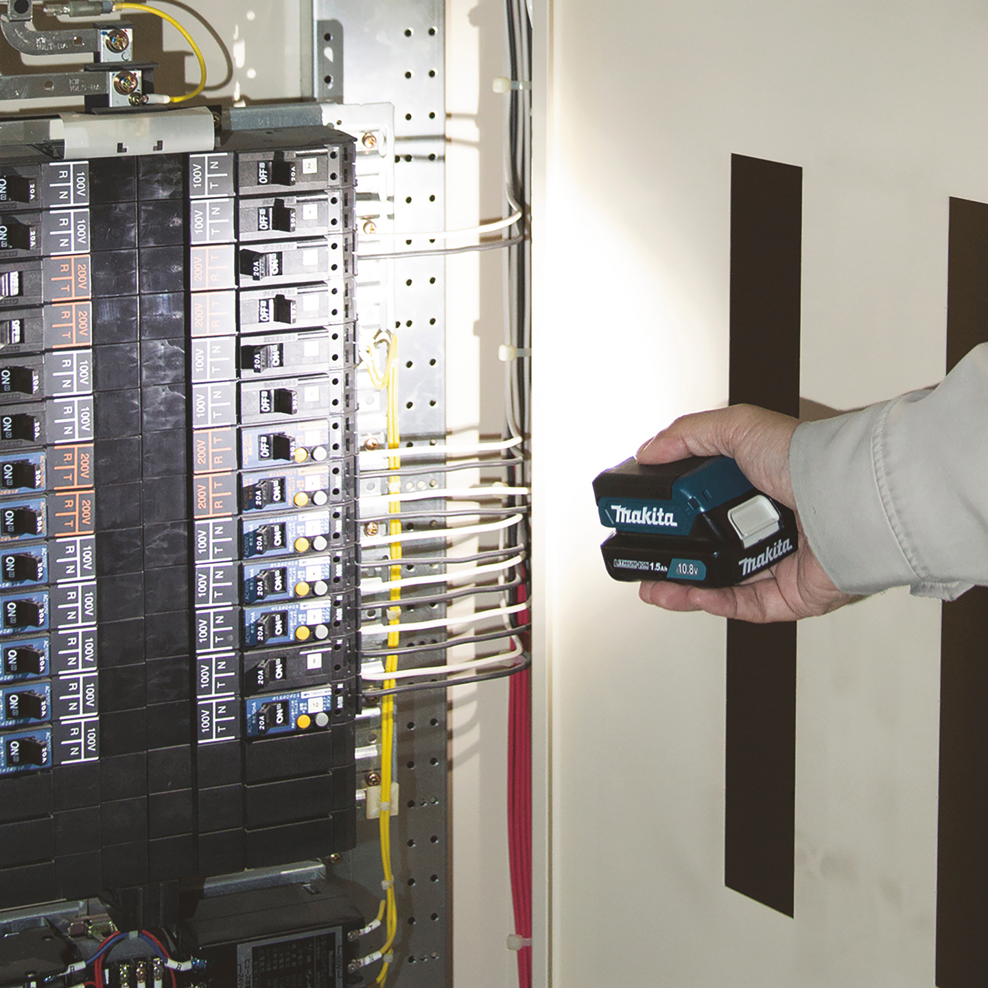 Akkuvalaisin Makita DEAML103 12V CXT runko