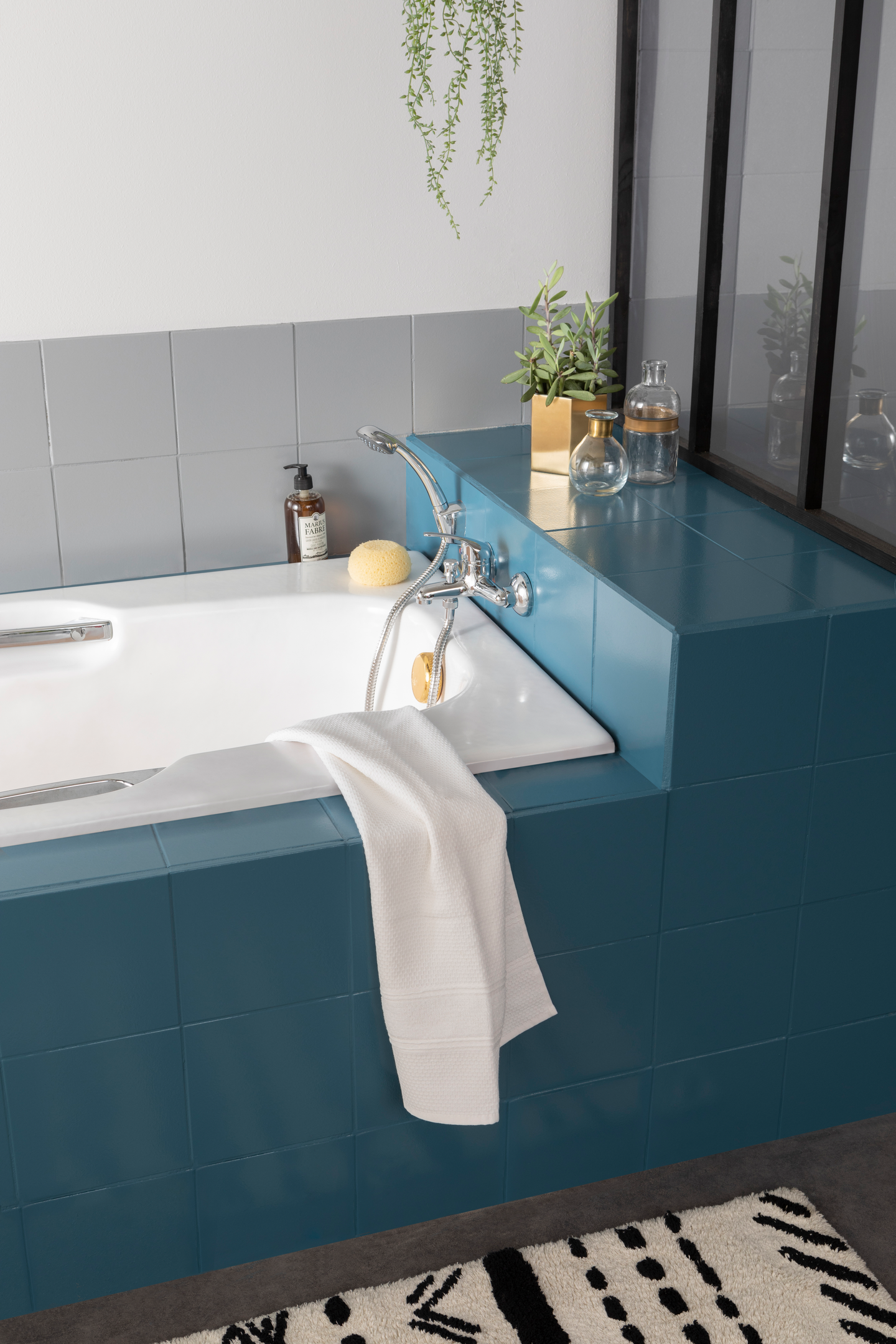 V33 Ammemaali 1l White ja Suojalakka