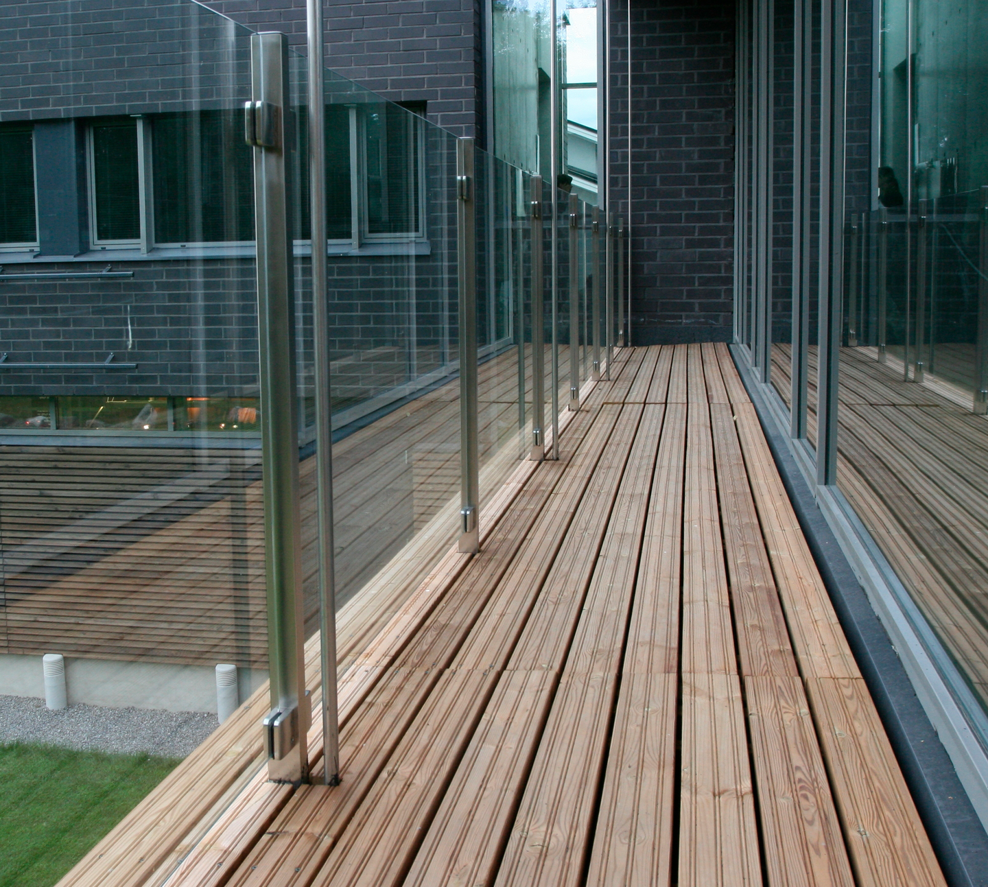 Terassilauta kestopuu uritettu AB-luokka ruskea 28x95x4200mm