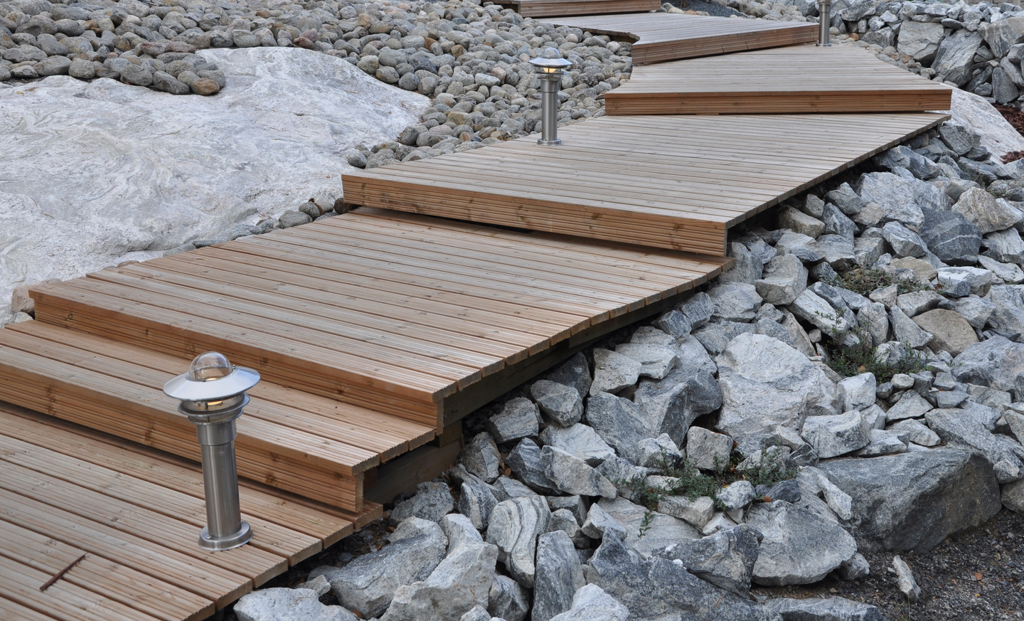 Terassilauta kestopuu uritettu AB-luokka ruskea 28x145x4500mm