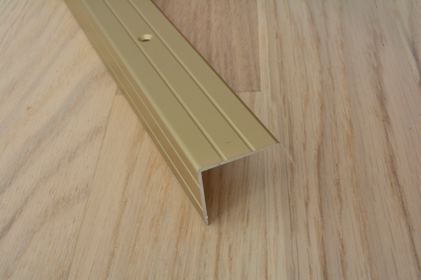 Askelkulma 30x24,5mm kulta 2m ruuvikiinnitys