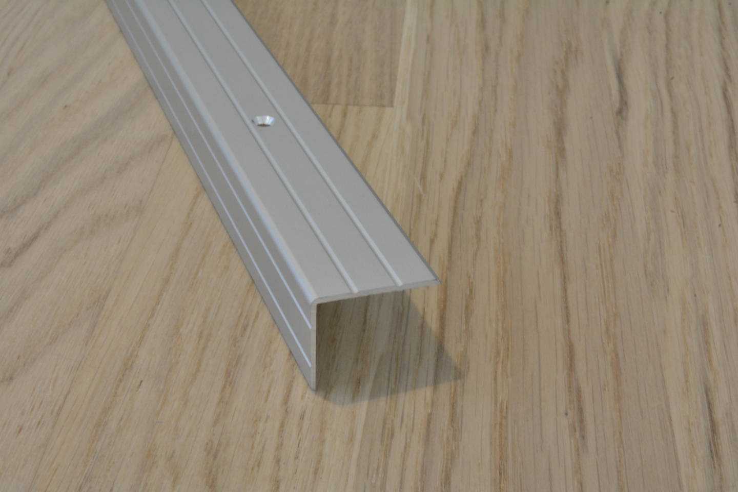 Askelkulma 30x24,5mm hopea 2m ruuvikiinnitys