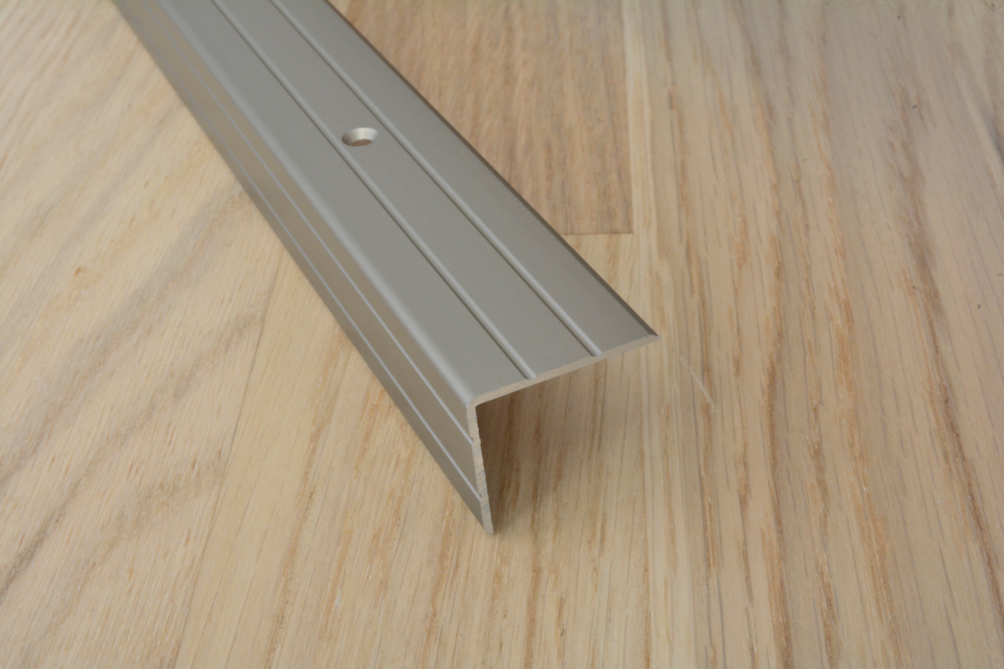 Askelkulma 30x24,5mm platina 2m ruuvikiinnitys