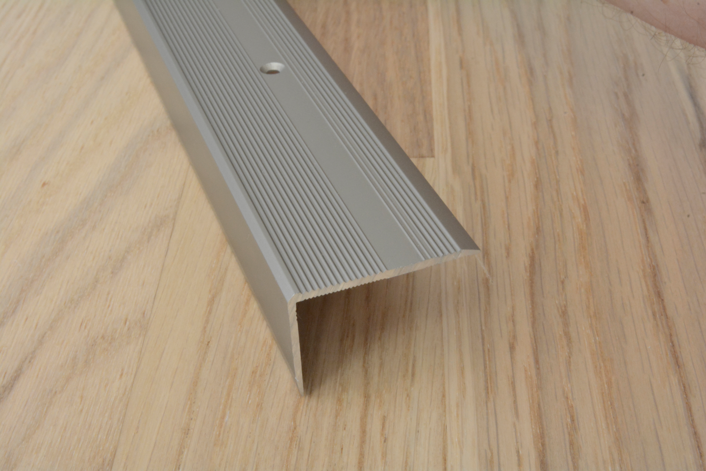 Askelkulma 40x25mm platina 2m ruuvikiinnitys