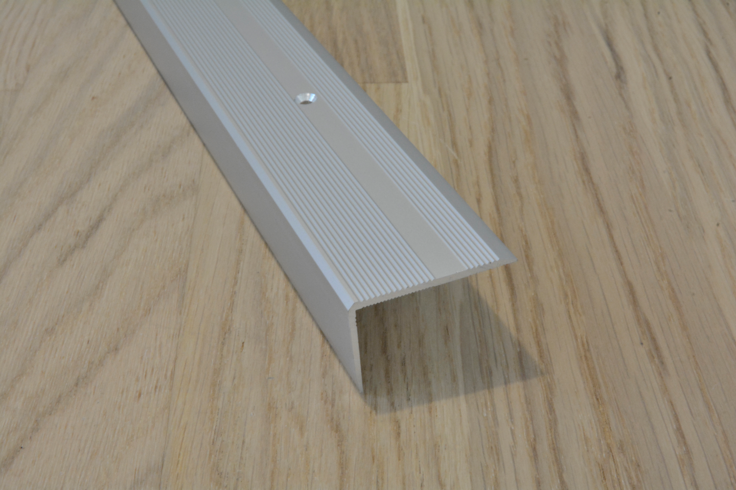 Askelkulma 40x25mm hopea 2m ruuvikiinnitys