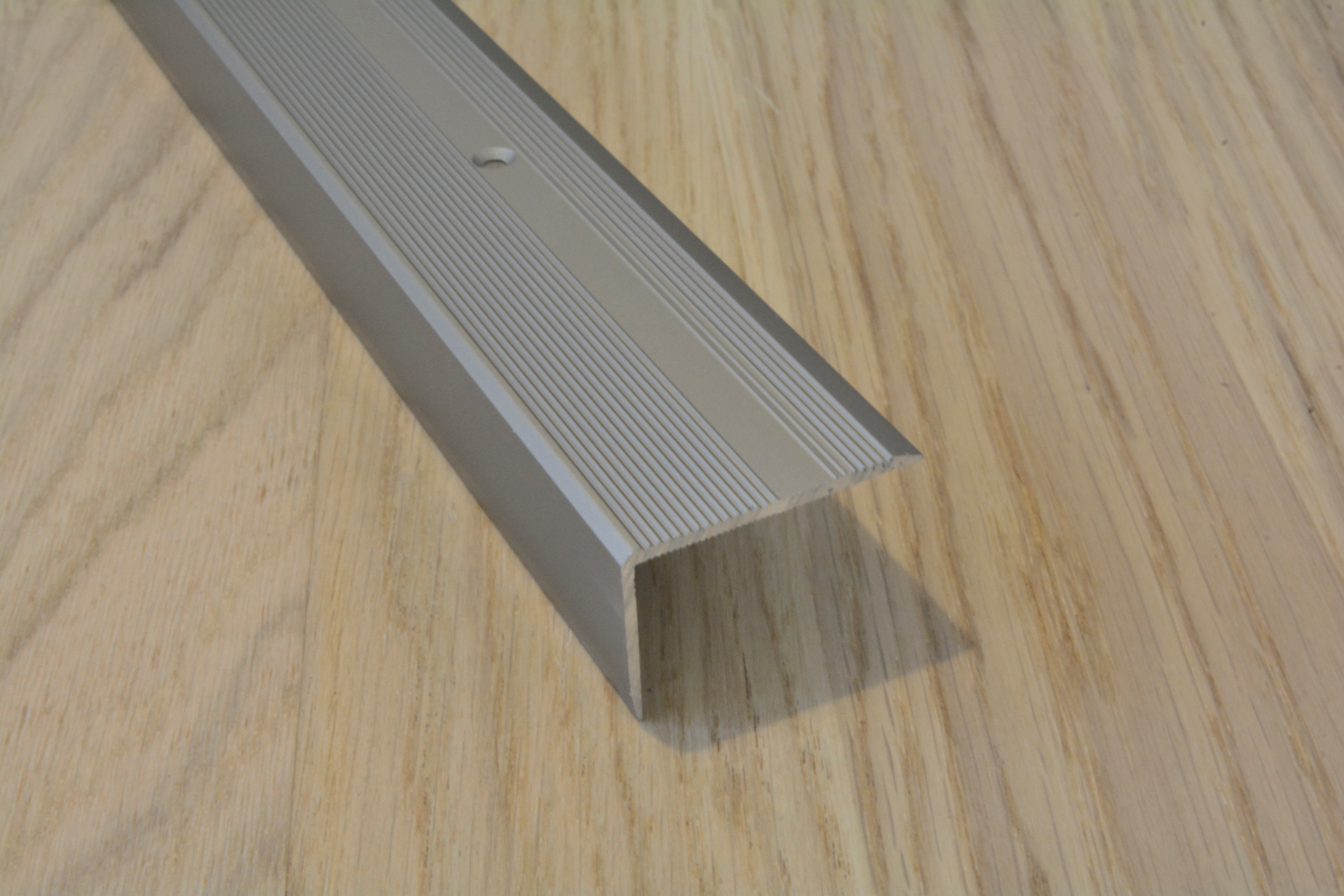 Askelkulma 40x25mm Nordic grafiitti 1m ruuvikiinnitys