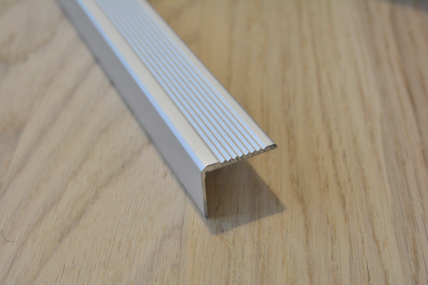 Askelkulma 25x20mm hopea 1,2m tarra