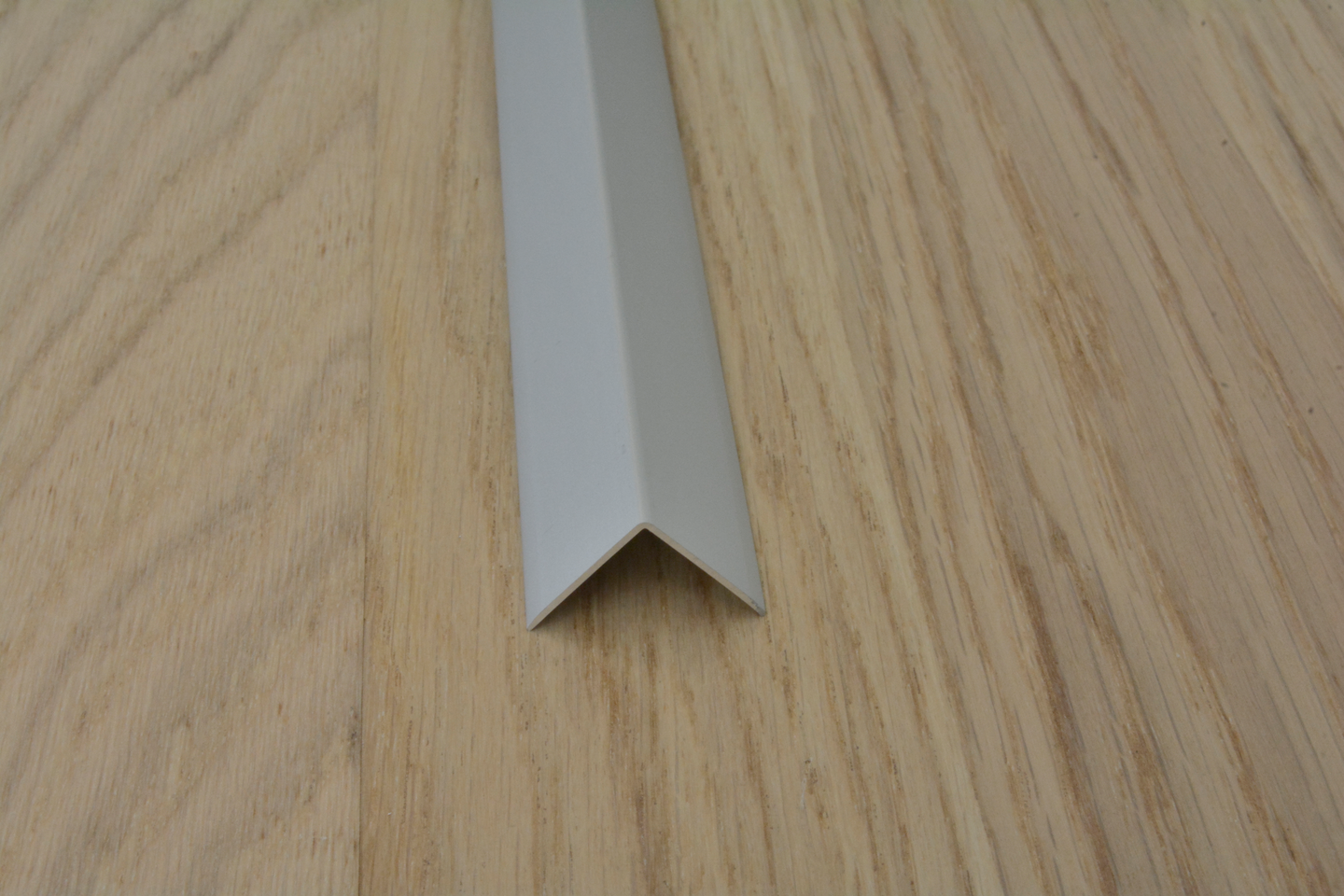 Kulmasuojalista 20x20mm hopea 2,6m liimakiinnitys