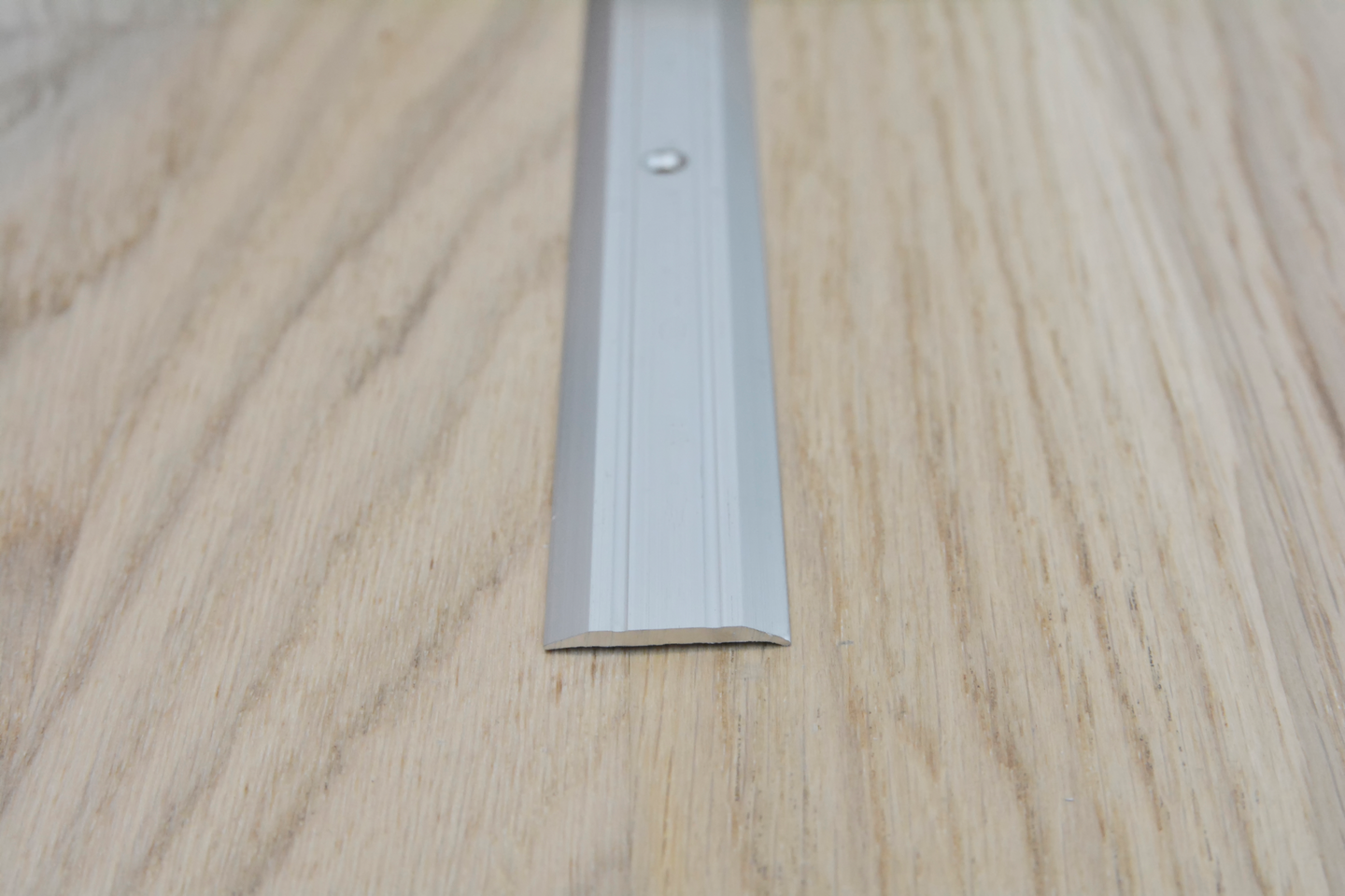 Saumalista 25mm hopea 2m ruuvi