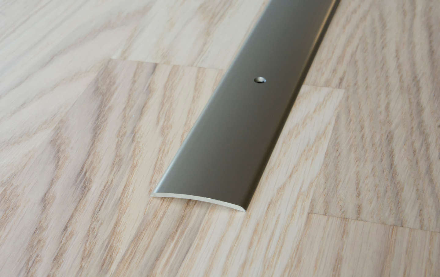 Saumalista 40mm platina 2m ruuvikiinnitys