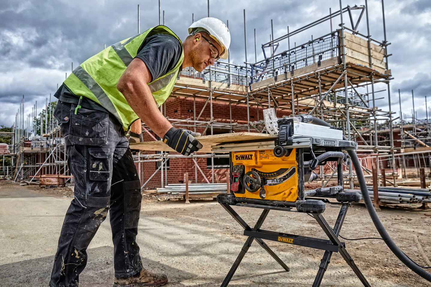 Pöytäsaha DeWalt DWE7485RS ja jalusta